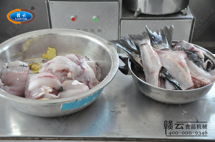 手工采出來的魚肉和剔除的大魚刺