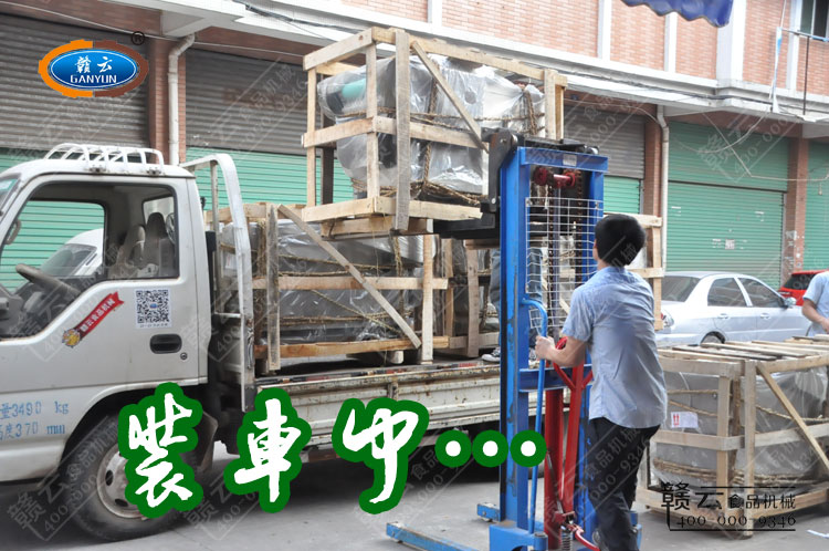 10臺切菜機(jī)裝車中