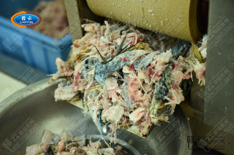 被分離出來(lái)的魚(yú)刺和魚(yú)皮