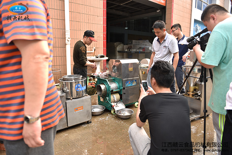 湖北客戶試機(jī)體驗魚丸加工成套設(shè)備